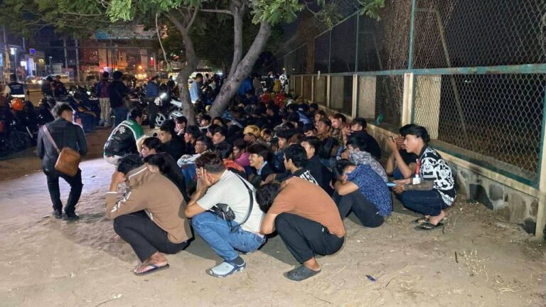 អាជ្ញាធរខណ្ឌពោធិ៍សែនជ័យ ចុះអប់រំណែនាំក្រុមយុវជនដែលជួបជុំគ្នានៅយប់រំលងអាធ្រាត្រ