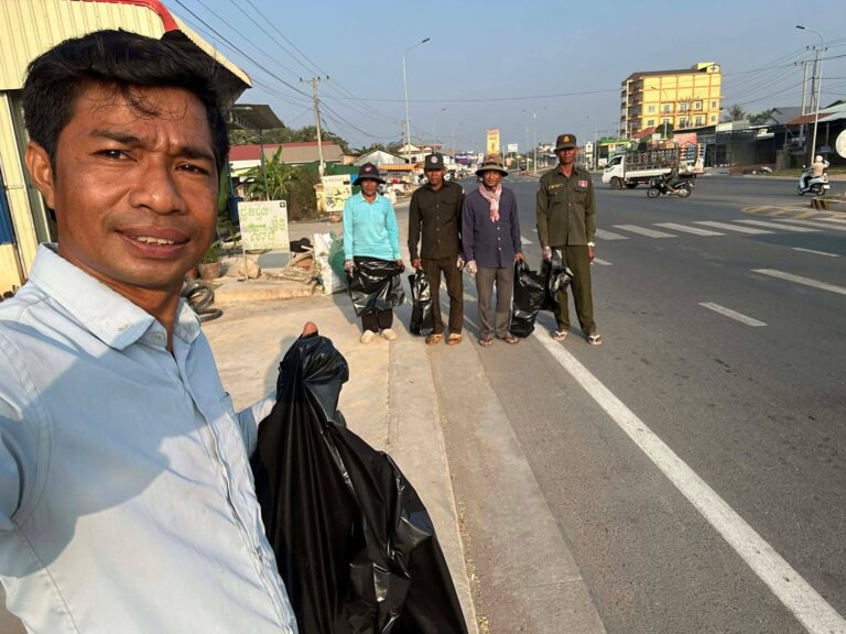 អាជ្ញាធរភូមិវិហារសួគ៌ត្បូង ចុះយុទ្ធនាការសម្អាតបរិស្ថានតាមដងផ្លូវជាតិលេខ ៨ ដើម្បីអបអរសាទរពិធីបុណ្យចូលឆ្នាំថ្មី