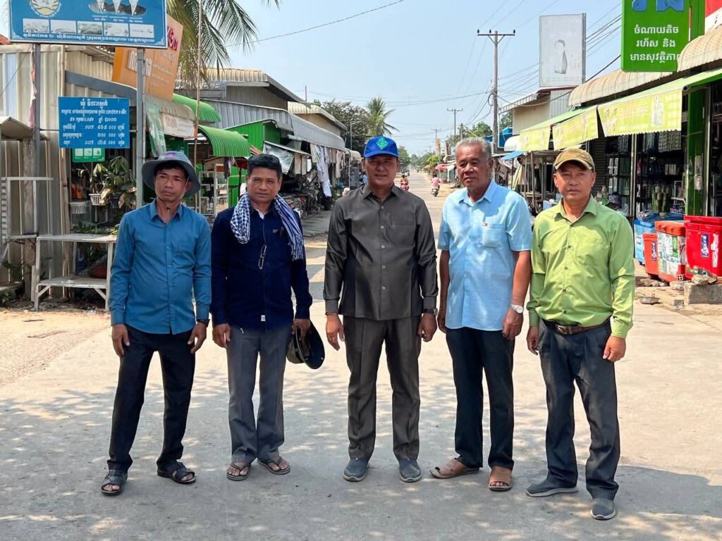 លោក យ៉ាន់ រឿន អភិបាលរងស្រុកខ្សាច់កណ្ដាលដឹកនាំ ចុះរៀបចំសណ្ដាប់ធ្នាប់ និងសម្អាតបរិស្ថានតាមបណ្ដោយផ្លូវជាតិលេខ៨ ត្រៀមអបអរសាទរបុណ្យចូលឆ្នាំថ្មី