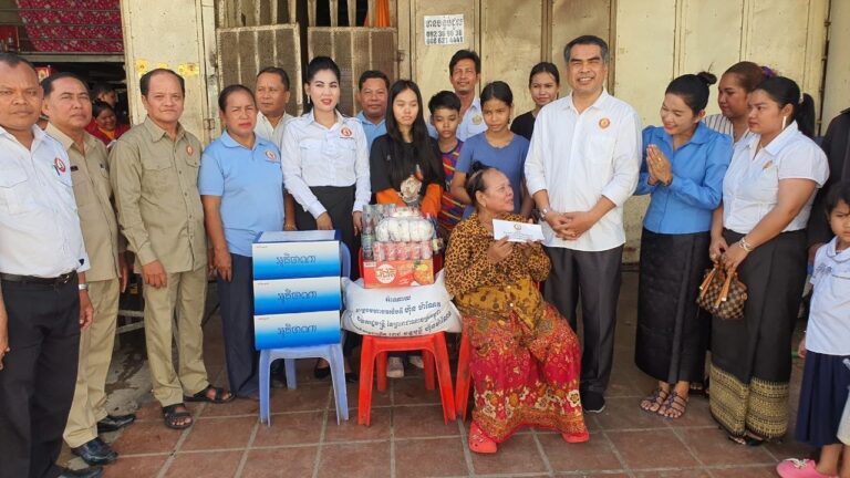 ឯកឧត្តម ទឹម សាវឿន និងក្រុមការងារ បាននាំអំណោយដ៏ថ្លៃថ្លារបស់សម្តេចតេជោ និងសម្តេចធិបតី ចែកជូនគ្រួសារសមាជិកបក្សមានជីវភាពខ្វះខាត នៅខណ្ឌពោធិ៍សែនជ័យ